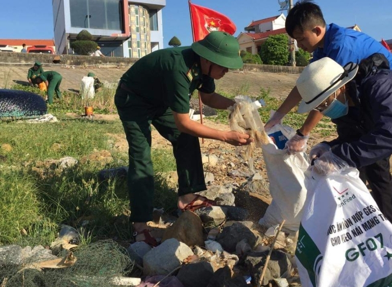 Cán bộ chiến sỹ và đoàn viên thanh niên tham gia dọn dẹp vệ sinh dọc bãi biển Nhật Lệ.