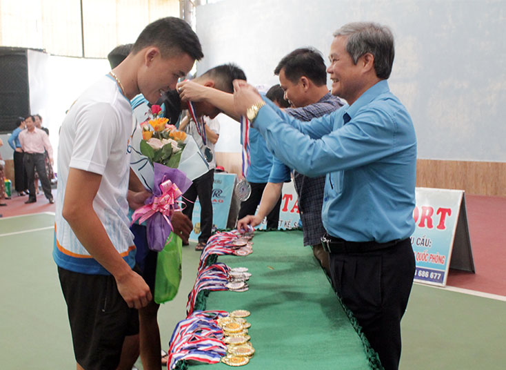 Ban tổ chức trao huy chương cho các đội bóng chuyền