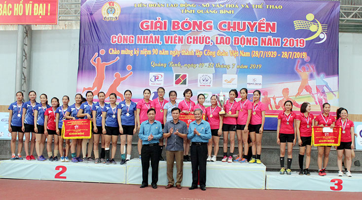 Ban tổ chức trao cup cho đội bóng chuyền nữ LĐLĐ TP Đồng Hới