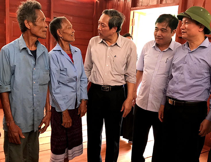 Đồng chí Bí thư Tỉnh ủy Hoàng Đăng Quang thăm hỏi, trò chuyện với vợ chồng ông Hồ Lào (bản Hà Nôông, xã Dân Hóa, huyện Minh Hóa), 1 trong 43 hộ ĐBDTTS nghèo được Ủy ban MTTQVN tỉnh hỗ trợ xây dựng nhà ở kiên cố.