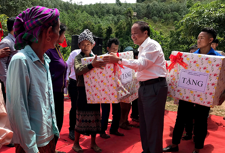 Đồng chí Chủ tịch Ủy ban MTTQVN tỉnh Trần Văn Tuân tặng quà cho hộ nghèo có hoàn cảnh đặc biệt khó khăn của 2 xã Trọng Hóa và Dân Hóa (Minh Hóa).   