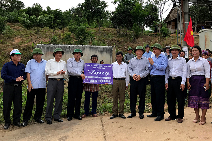 Các đồng chí lãnh đạo tỉnh trao tặng 80 triệu đồng xây dựng công trình nước sạch cho cộng đồng nghèo huyện Minh Hóa.