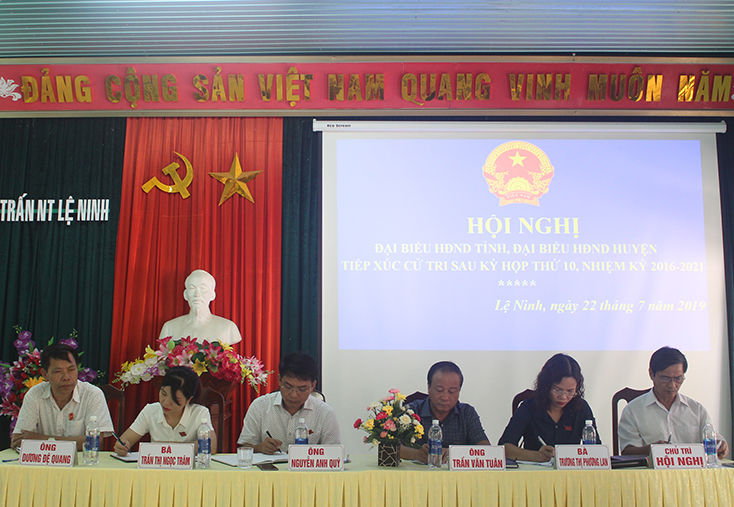 Các Đại biểu HĐND tỉnh đang tiếp xúc với cử tri tại thị trấn Nông trường Lệ Ninh