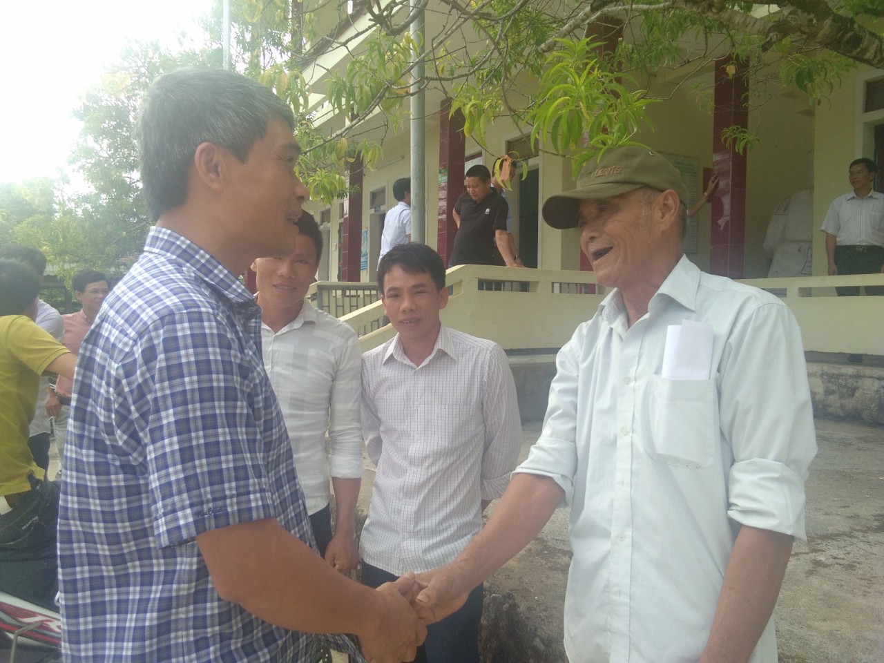 Đại biểu Bùi Anh Tuấn, Chủ tịch UBND huyện Minh Hóa trao đổi với cử tri huyện Minh Hóa một số vấn đề mà cử tri quan tâm trước giờ vào TXCT chính thức