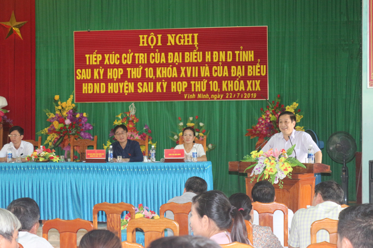 Đồng chí Nguyễn Xuân Quang, Ủy viên BTV Tỉnh ủy, Phó Chủ tịch Thường trực UBND tỉnh tiếp thu các kiến nghị của cử tri.