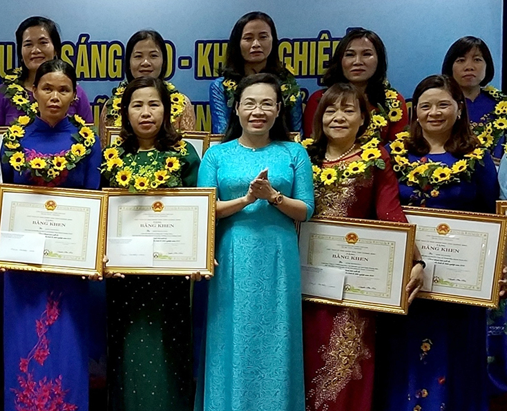 Lãnh đạo Hội LHPN tỉnh trao bằng khen của Chủ tịch UBND tỉnh cho các điển hình phụ nữ có nhiều đóng góp cho sự phát triển kinh tế-xã hội ở địa phương.   