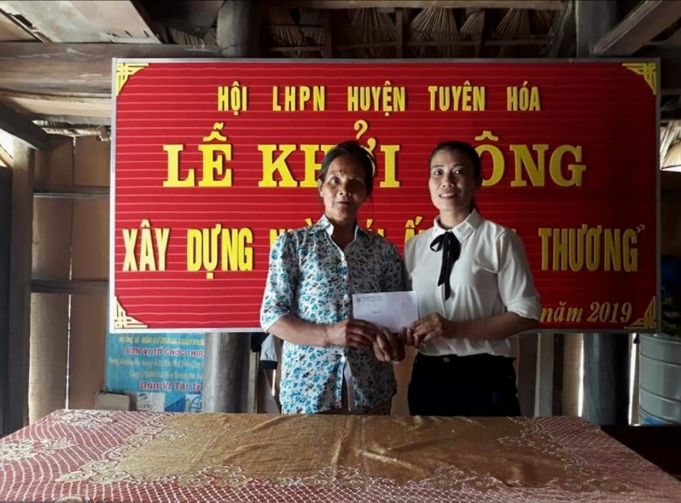 Hội LHPN Tuyên Hóa trao tiền hỗ xây dựng nhà “Mái ấm tình thương” cho chị Phạm Thị Khương, xã Đồng Hóa.