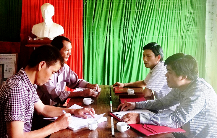 Cán bộ Huyện ủy Quảng Ninh và xã Trường Xuân dự họp với Chi ủy thôn Rào Đá bàn về nội dung sinh hoạt chi bộ sắp tới.