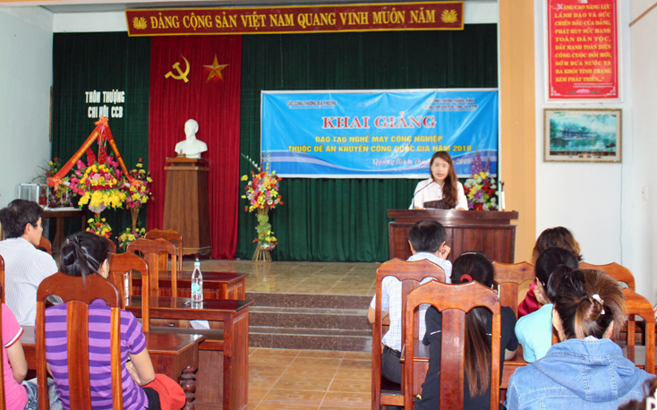 Toàn cảnh lễ khai giảng khóa đào tạo tại xã Võ Ninh, huyện Quảng Ninh.