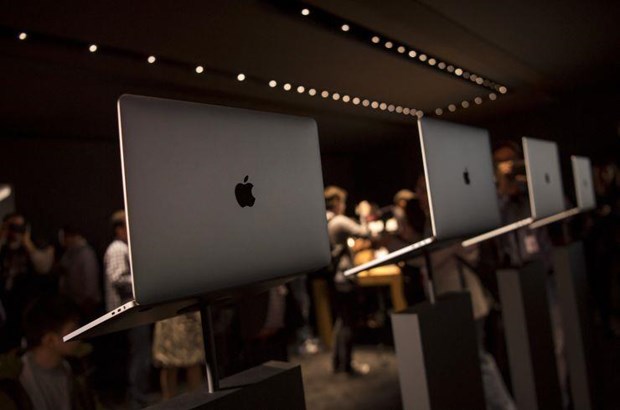Máy tính xách tay MacBook Pro mới được giới thiệu trong một sự kiện tại trụ sở của Apple ở Cupertino, California, Mỹ. (Nguồn: Getty Images)