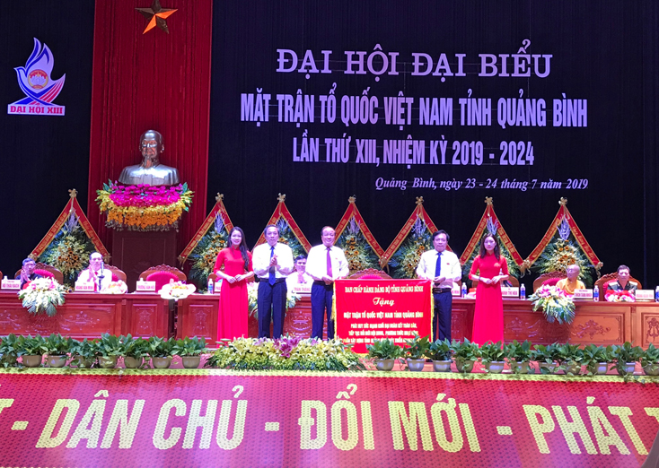 Đại diện cho Ban Chấp hành Đảng bộ tỉnh, đồng chí Bí thư Tỉnh ủy Hoàng Đăng Quang tặng MTTQVN tỉnh bức trướng chào mừng đại hội