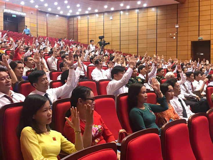 Các đại biểu biểu quyết cử Ủy ban MTTQVN tỉnh khóa XIII, nhiệm kỳ 2019-2024