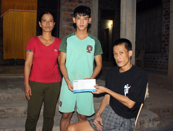 Phạm Văn Thuận trao số tiền 10 triệu đồng giúp đỡ gia đình em Nguyễn Văn Nam.