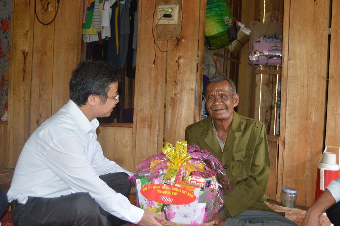 Đồng chí đồng chí Cao Văn Định, Ủy viên Ban Thường vu, Trưởng ban Tuyên giáo Tỉnh ủy thăm và tặng quà cho ông Hồ Nôn, thương binh ở xã Dân Hóa.