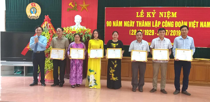 Lãnh đạo huyện Quảng Ninh trao giấy khen cho các  tập thể công đoàn có thành tích xuất sắc trong thực hiện phong trào thi đua.