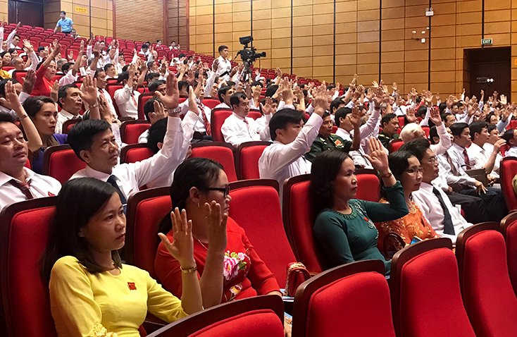 Các đại biểu biểu quyết cử Ủy ban MTTQVN tỉnh khóa XIII, nhiệm kỳ 2019-2024.   