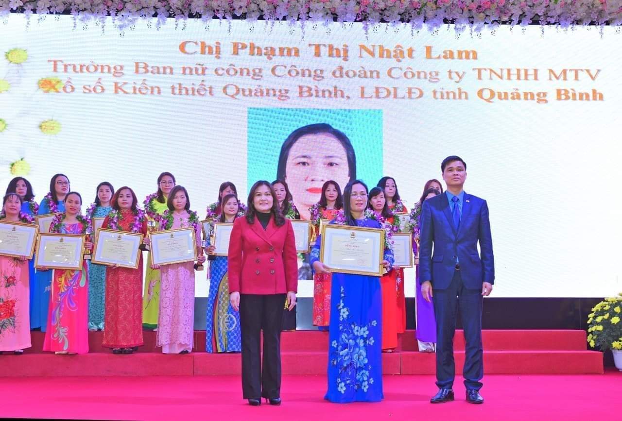 Chị Nguyễn Thị Nhật Lam nhận bằng khen tại buổi lễ biểu dương 90 cán bộ nữ công tiêu biểu toàn quốc lần thứ II-2019.