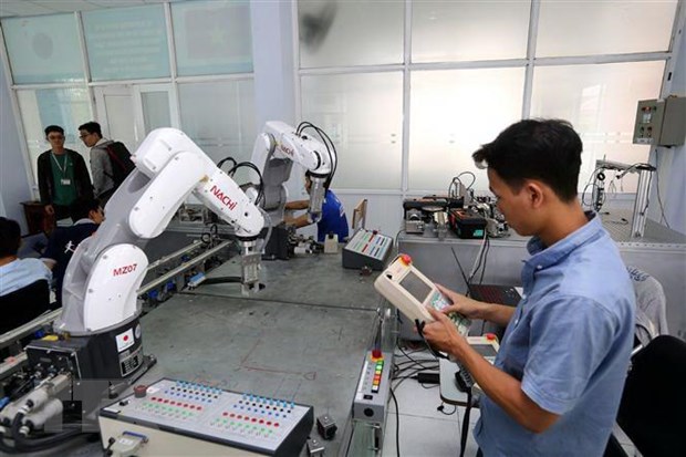 Các học viên thực hành lập trình và vận hành Robot tại SHTP-Traing. (Ảnh: Danh Lam/TTXVN)