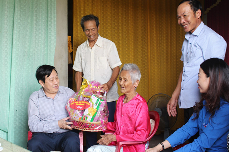 Đồng chí Phó Chủ tịch Thường trực UBND tỉnh tặng quà cho Mẹ VNAH Phan Thị Dét.