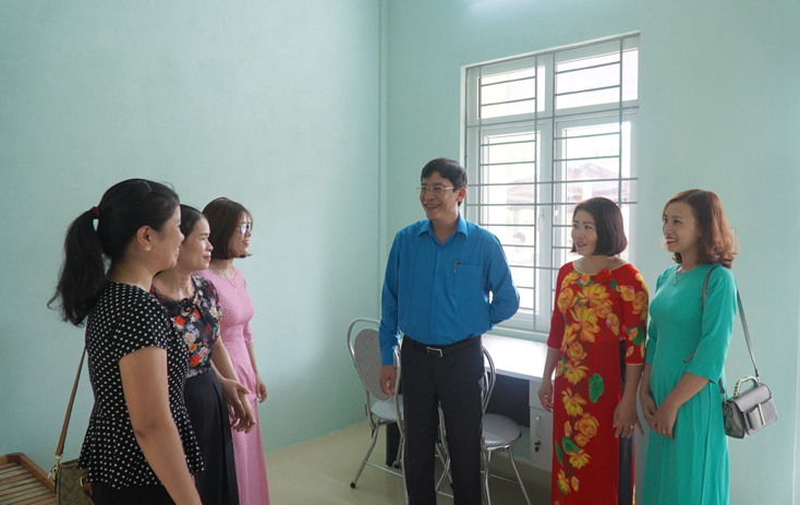 Các giáo viên chia sẻ niềm vui có nhà mới với Chủ tịch Công đoàn GDVN Vũ Minh Đức.