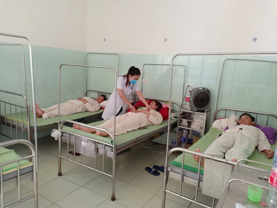Bệnh nhân mắc bệnh SXH đang điều trị tại Bệnh viện đa khoa Minh Hóa.