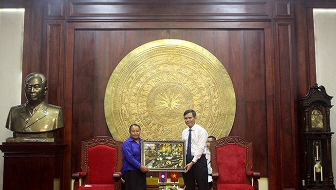 Đồng chí Trần Thắng, Phó Bí thư Thường trực Tỉnh uỷ tặng quà lưu niệm cho Đoàn Thanh niên nhân dân cách mạng Lào tỉnh Khăm Muộn.