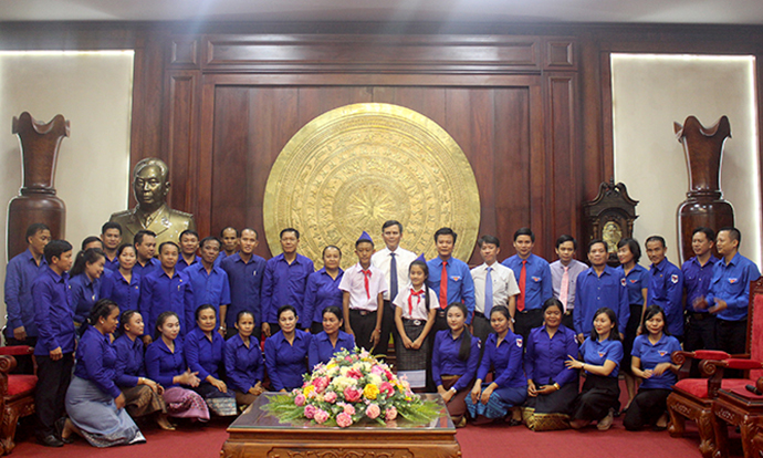 Đồng chí Trần Thắng, Phó Bí thư Thường trực Tỉnh ủy chụp ảnh lưu niệm với thanh niên hai tỉnh.