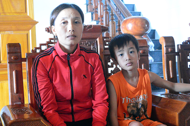 Chị Nguyễn Thị Hương và con trai. 