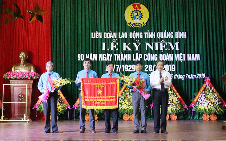thừa ủy quyền của Thủ tướng Chính phủ, đồng chí Hoàng Đăng Quang, Bí thư Tỉnh ủy đã trao Cờ thi đua của Chính phủ năm 2018 cho LĐLĐ tỉnh