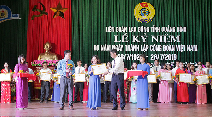 Đồng chí Trần Thắng, Phó Bí thư Thường trực Tỉnh ủy trao bằng khen của Chủ tịch UBND tỉnh cho 50 đoàn viên tiêu biểu làm theo lời Bác