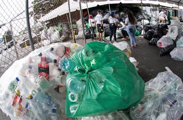 Nhân viên tình nguyện đóng gói chai nhựa phế thải sau khi thu lượm tại San Jose. (Nguồn: AFP/TTXVN)