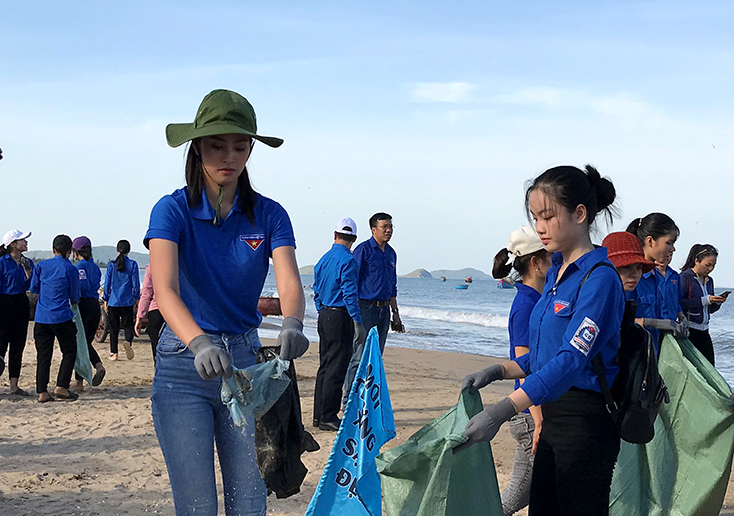 Hoa hậu Trần Tiểu Vy cùng đoàn viên thanh niên tham gia dọn rác trên bãi biển Cảnh Dương (Quảng Trạch).  