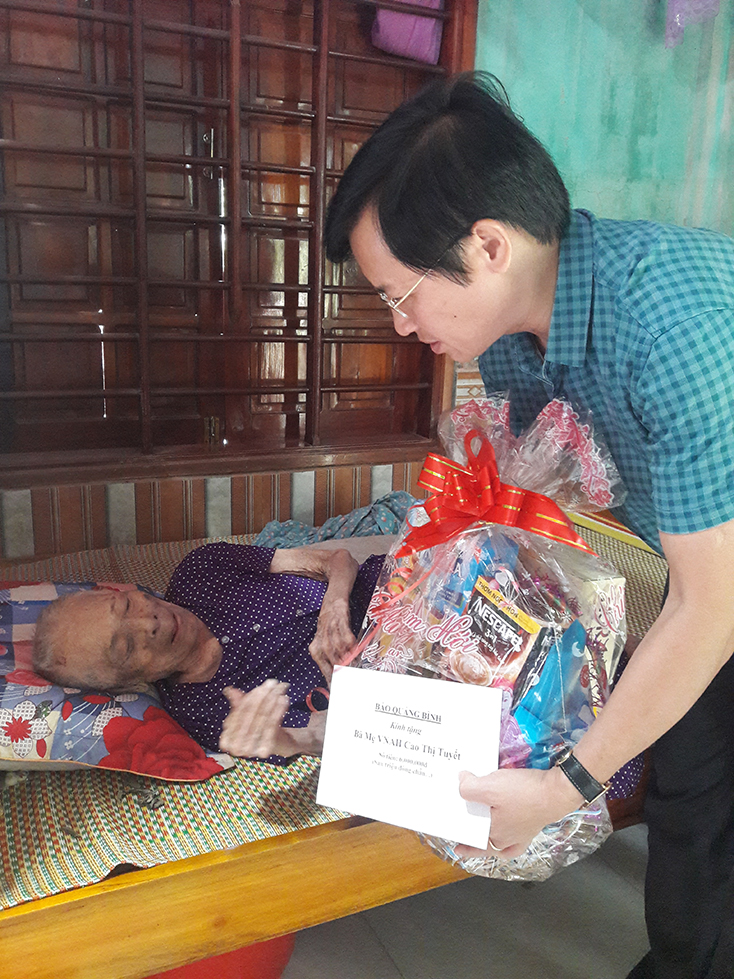 Đồng chí Hoàng Hữu Thái, Tổng Biên tập Báo Quảng Bình thăm, tặng quà cho Mẹ VNAH Cao Thị Tuyết