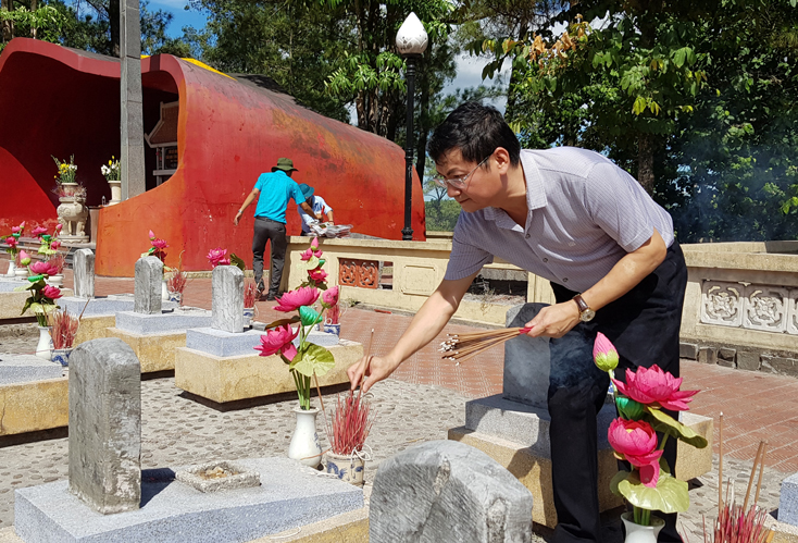 Đồng chí Trần Tiến Dũng, Tỉnh ủy viên, Phó Chủ tịch UBND tỉnh dâng hương lên các phần mộ liệt sỹ quê ở Quảng Bình tại Nghĩa trang liệt sỹ Quốc gia Trường Sơn