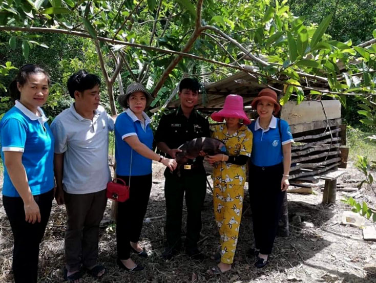 Đồn Biên phòng Làng Ho và Hội LHPN huyện Lệ Thủy trao tặng con giống cho hộ gia đình có hoàn cảnh khó khăn xã Lâm Thủy, huyện Lệ Thủy.