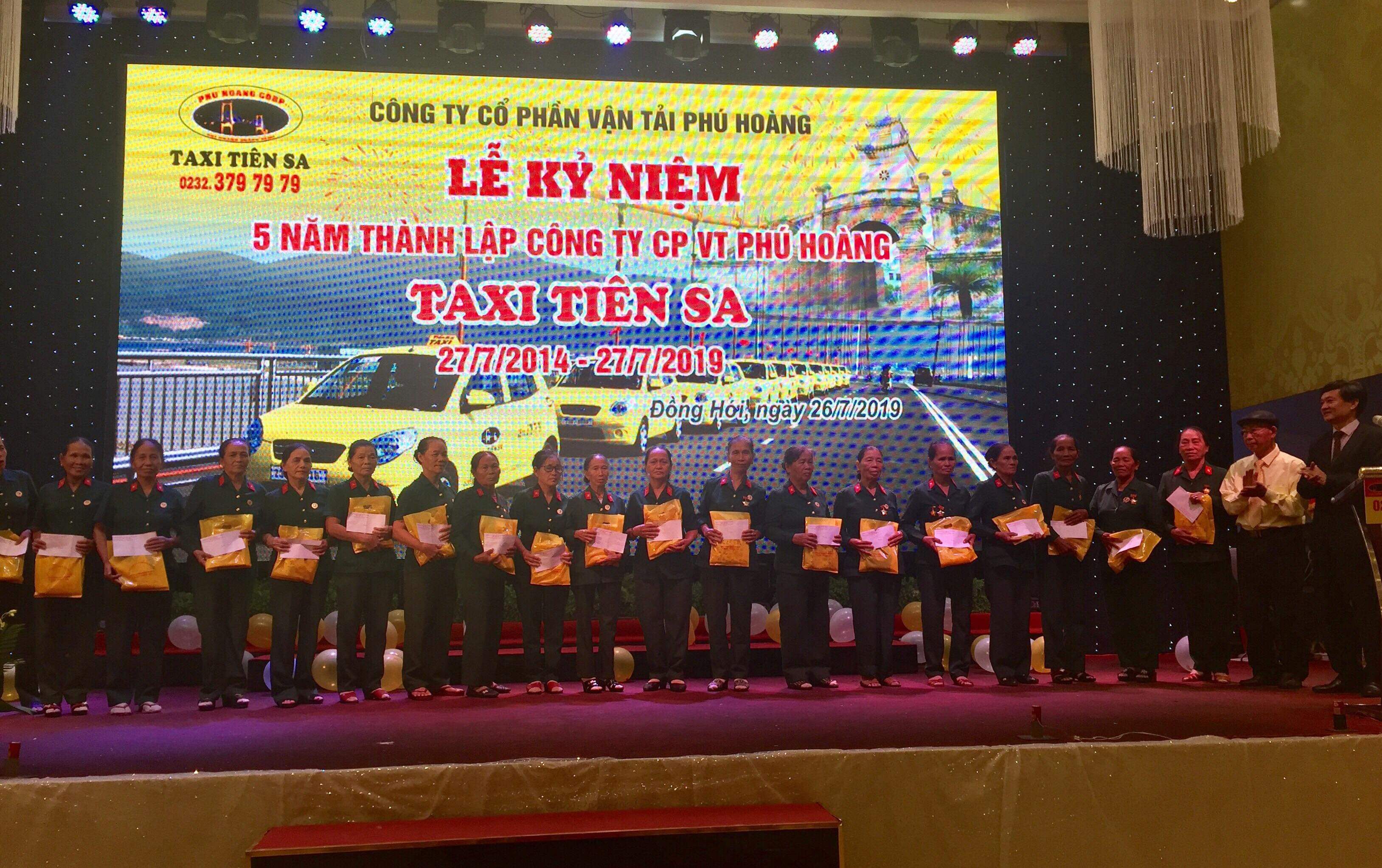  Đại diện Taxi Tiên Sa trao quà cho Đại đội nữ pháo binh Ngư Thủy nhân kỷ niệm 5 năm thành lập.