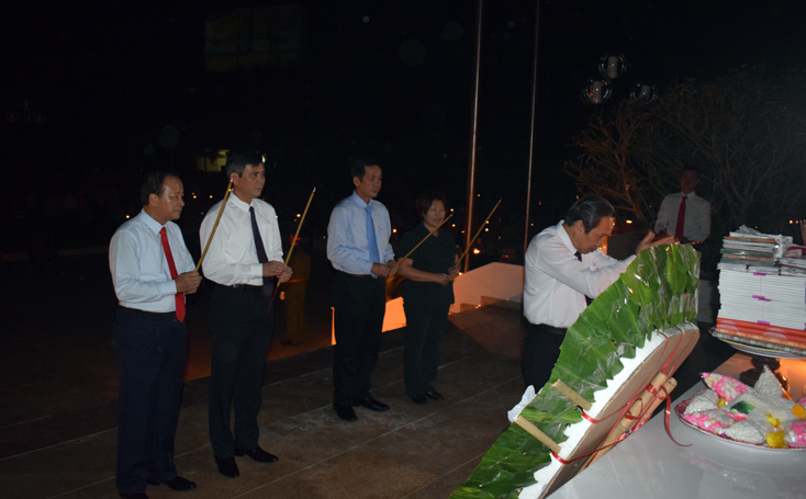 Đoàn đại biểu Tỉnh ủy, HĐND, UBND, Uỷ ban MTTQVN tỉnh  kính cẩn đặt vòng hoa và dâng hương tại lễ đài