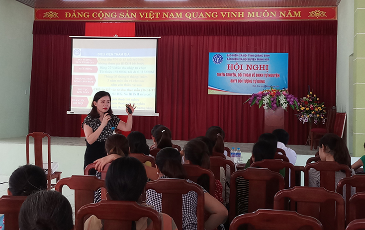 Hội nghị đối thoại, tuyên truyền trực tiếp về chính sách BHXH tự nguyện và BHYT hộ gia đình ở xã Minh Hóa (Minh Hóa). 