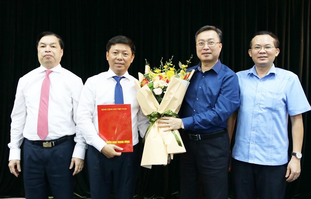 Lãnh đạo Ban Tuyên giáo Trung ương chúc mừng ông Trần Thanh Lâm nhận quyết định bổ nhiệm Vụ trưởng Vụ Báo chí-Xuất bản. (Ảnh: Tuyengiao.vn)