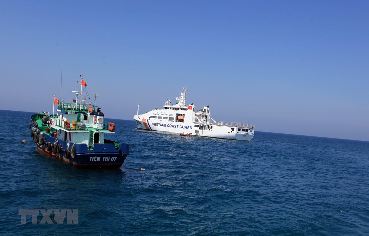 Vùng Cảnh sát biển 2 luôn đồng hành với ngư dân đảo Lý Sơn (Quảng Ngãi). (Ảnh minh họa: Trần Tĩnh/TTXVN)