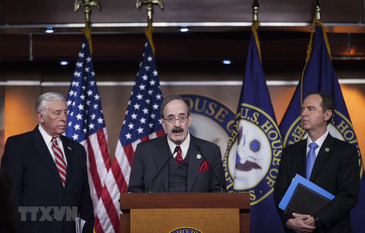 Chủ tịch Ủy ban Đối ngoại Hạ viện Mỹ Eliot Engel (giữa) tại Washington, DC. (Ảnh: AFP/TTXVN)