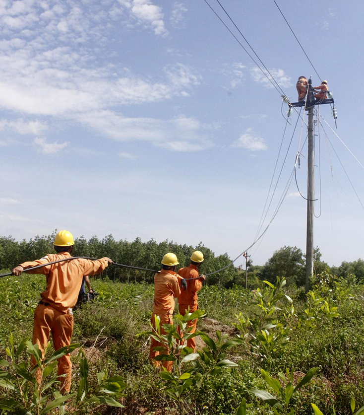 Công nhân PC Quảng Bình nỗ lực cấp điện đến các địa bàn vùng sâu, vùng xa trong tỉnh.
