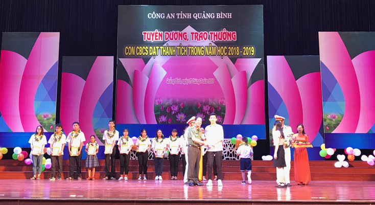 Đồng chí Đại tá Trần Hải Quân, Giám đốc Công an tỉnh trao thưởng cho các cháu đạt thành tích xuất sắc trong năm học 2018-2019