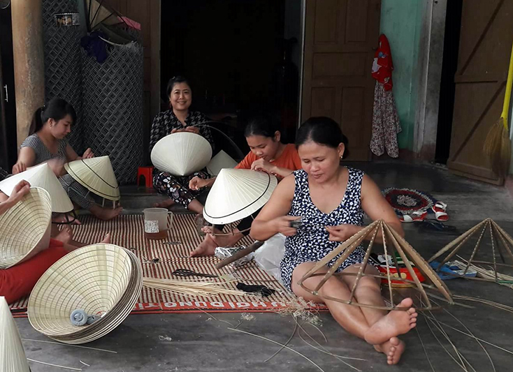 Nghề nón thường gắn với hình thức sinh hoạt cộng đồng và điệu hát phường nón cũng ra đời từ đó. 