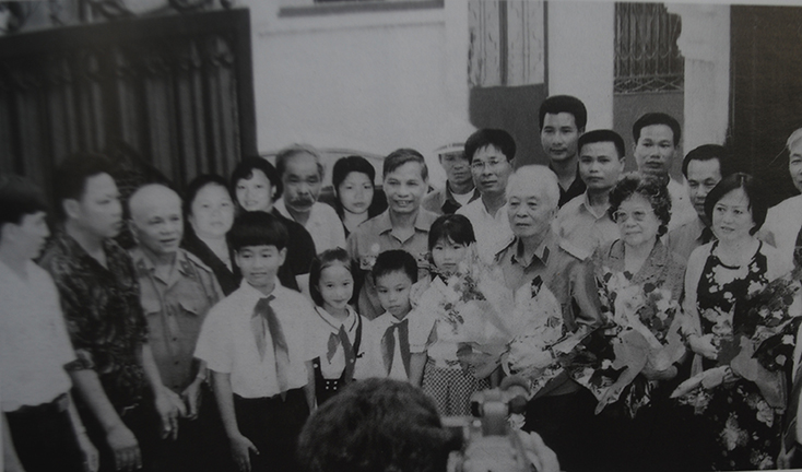 Đại tướng Võ Nguyên Giáp về thăm HTX Bạch Đằng ngày 24-7-2002. (Ảnh tư liệu) 