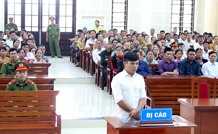 Nguyễn Ngọc Sơn, cán bộ Địa chính-Xây dựng xã Hoàn Trạch bị lãnh án 18 năm tù.