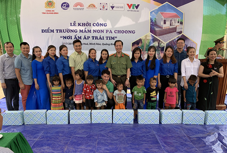 Đại tá Trần Hải Quân tặng quà cho các gia đình chính sách, giáo viên và học sinh tại bản Pa Choong. 