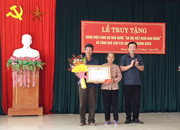 Trao Bằng công nhận “Bà mẹ Việt Nam Anh hùng” cho thân nhân mẹ Trần Thị Ịn