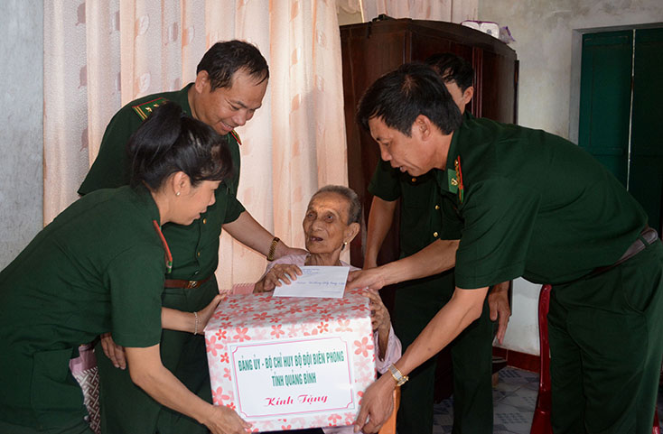 Đại tá Lê Văn Tiến, Chính ủy Bộ chỉ huy BĐBP tỉnh (bên phải) tặng quà cho Mẹ Việt Nam anh hùng Lại Thị Sen ở xã Bảo Ninh (TP. Đồng Hới). 