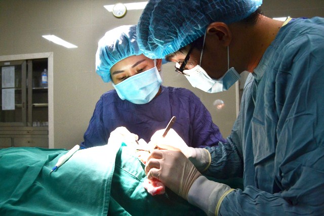  Các bác sĩ tiến hành phẫu thuật cắt bỏ ung thư da cho bệnh nhân.